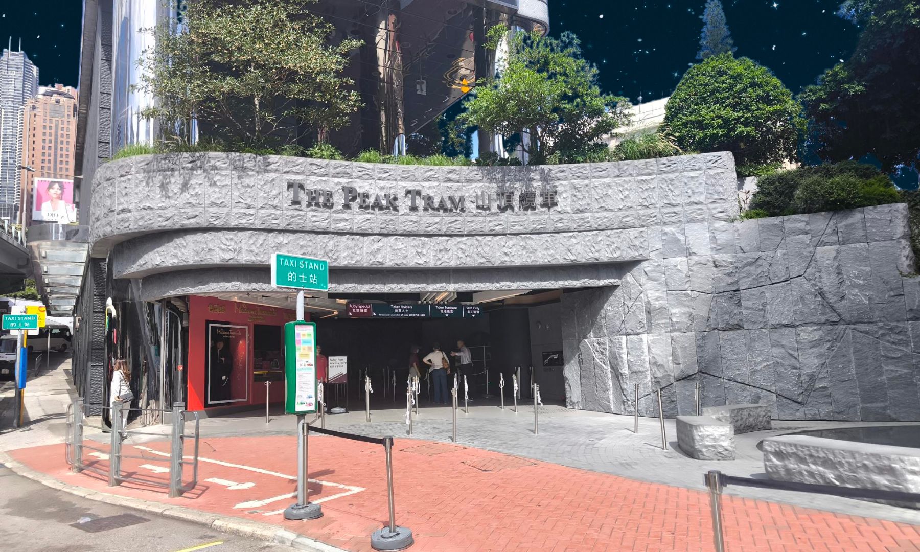 徒歩にてトラム乗車場へ